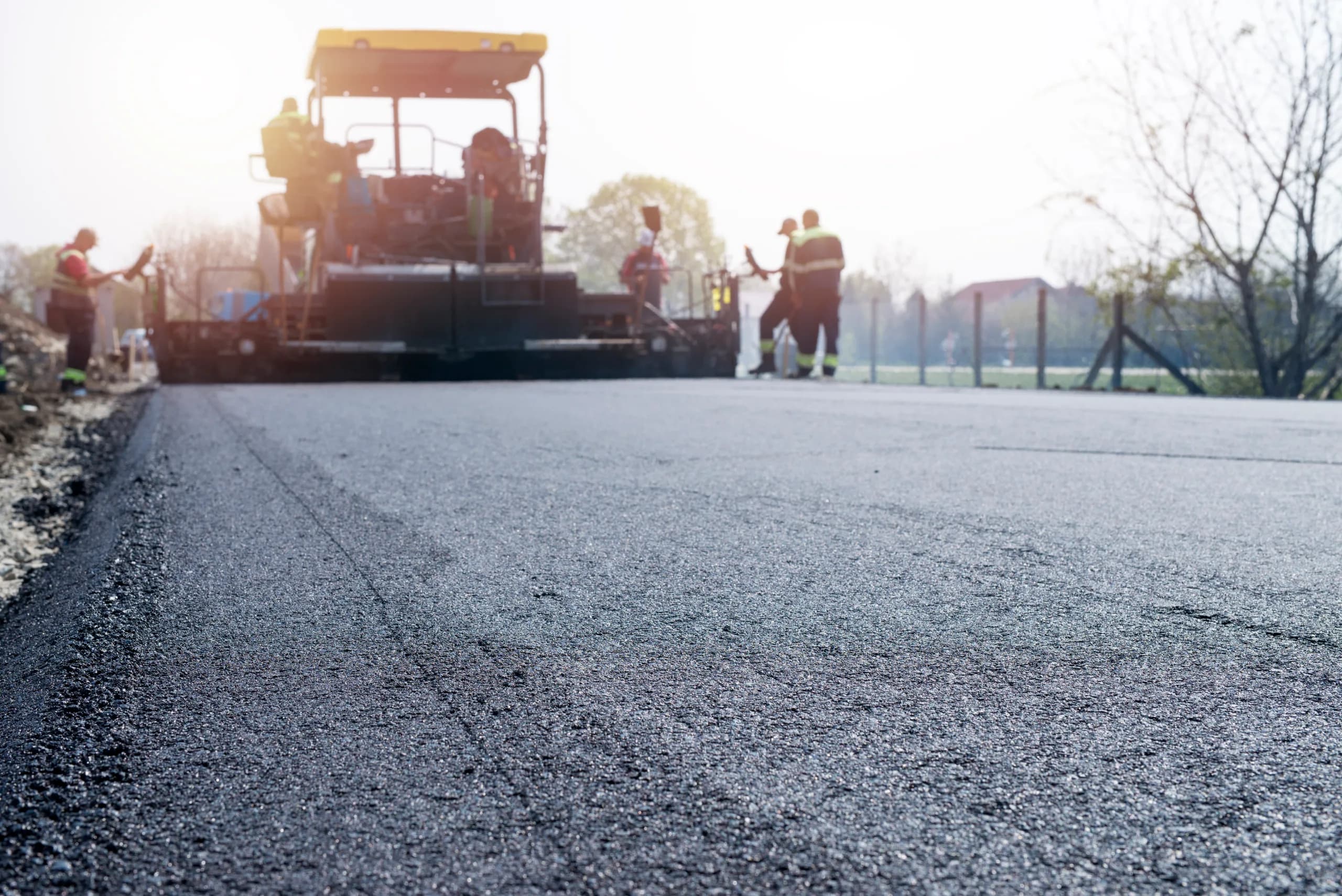 Asphalt wird mit einem Asphaltfertiger aufgebracht
