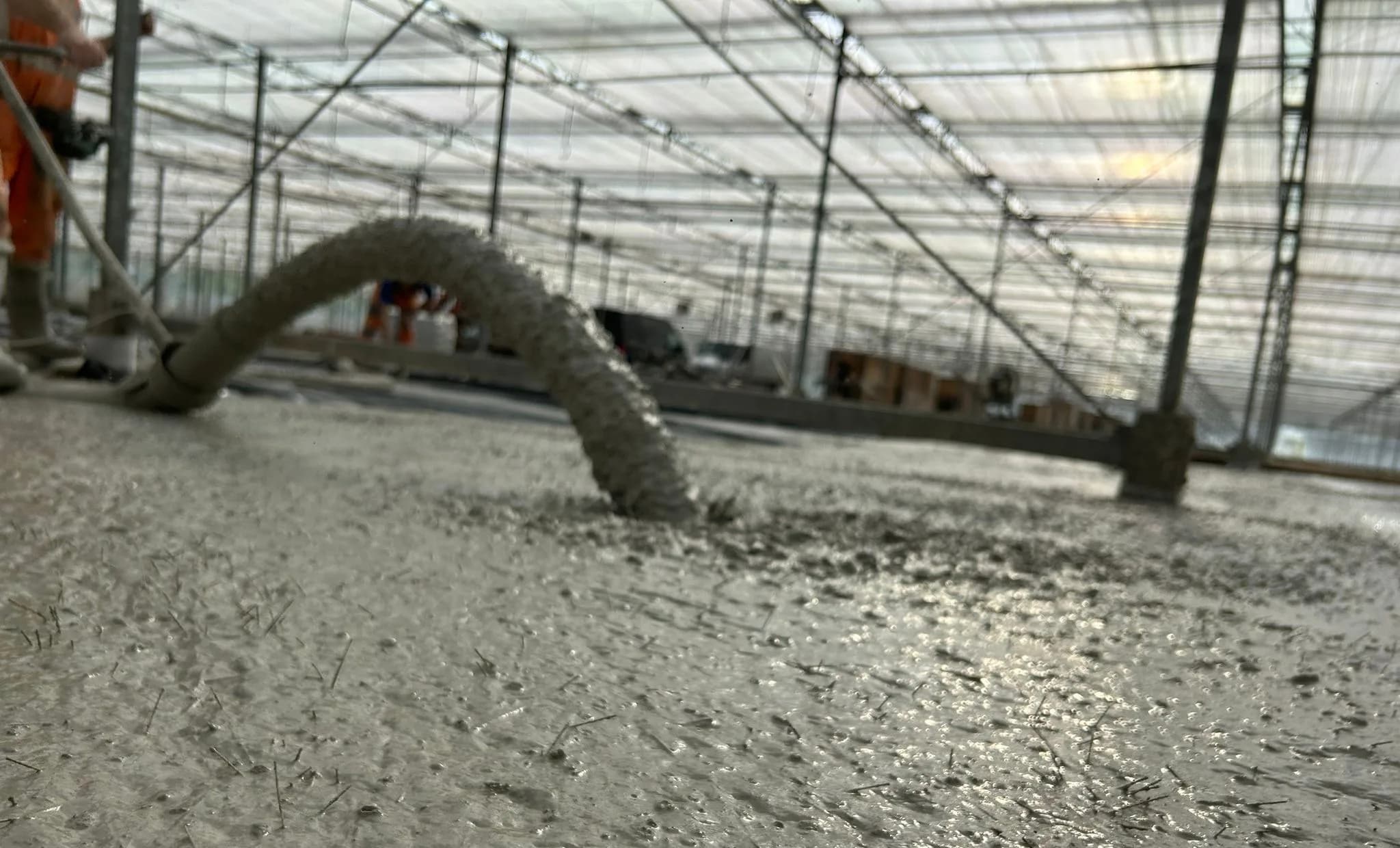 Beton wordt op locatie gestort en verwerkt