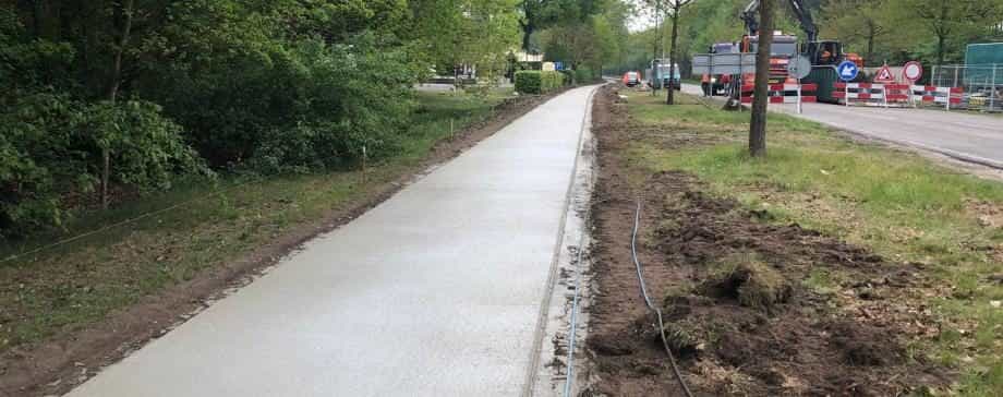 Concrete overlay of fibre concrete on existing asphalt: white topping cycle path along the N344 near Barneveld