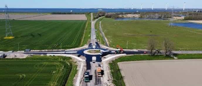 N711 roundabout in Flevoland with fibre-reinforced asphalt, resistant to high road surface temperatures